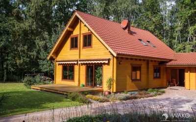 Piętrowy dom z drewna z czerowną dachówką