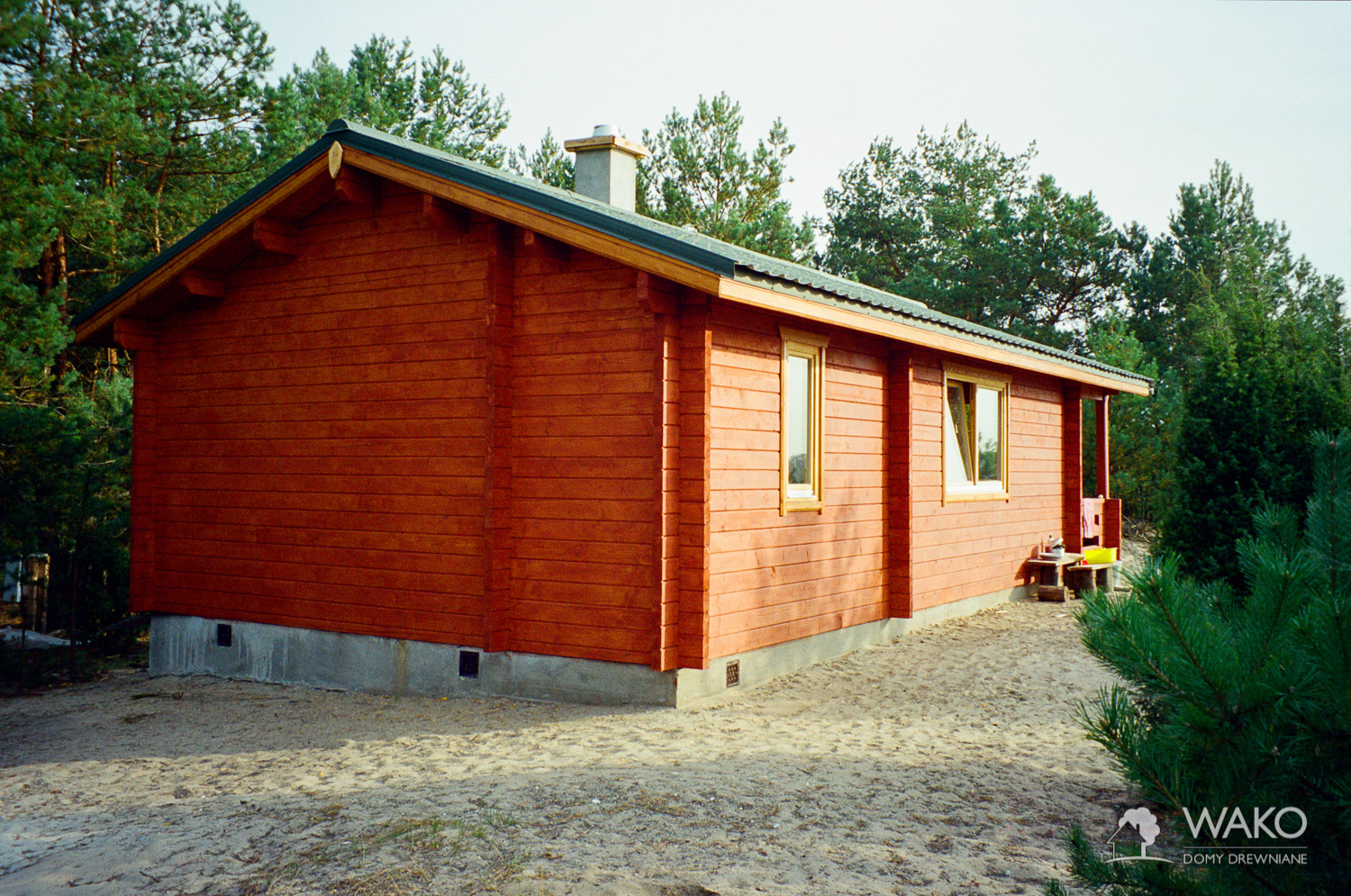 Pomarańczowy domek z drewna